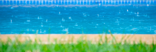 Het effect van het weer op uw zwembadwater