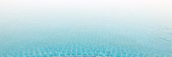 melkachtige structuur in uw zwembadwater