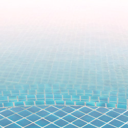 Wat kunt u doen als het zwembadwater een melkachtige structuur heeft?